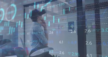 Ofiste VR kulaklık takan bir iş adamının mali veri işleme görüntüsü. küresel iş, finans, bağlantılar ve dijital arayüz konsepti dijital olarak oluşturulmuş görüntü.