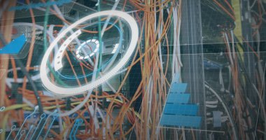 Bilgisayar kabloları üzerinden veri işleme görüntüsü. bilgisayarlar, ağ, veri işleme, teknoloji ve dijital arayüz kavramı dijital olarak oluşturuldu.