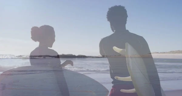Afbeelding Van Gelukkig Afrikaans Amerikaans Koppel Met Surfplanken Zeegezicht Vakantie — Stockfoto