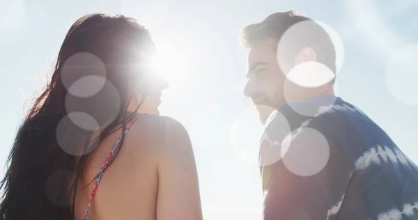 ハッピーな白人カップルがビーチでキスするドットのイメージ リラックスコンセプトデジタル生成画像 — ストック写真