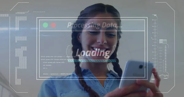 Immagine Elaborazione Dei Dati Sullo Schermo Donna Tramite Smartphone Comunicazione — Foto Stock