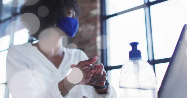 Image Light Spots African American Woman Wearing Face Mask Disinfecting — Stock Photo, Image