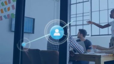 Farklı meslekdaşların iş tartışmalarında simgelerle bağlantı ağının animasyonu. Küresel iş, teknoloji ve dijital arayüz kavramı dijital olarak oluşturulmuş video.