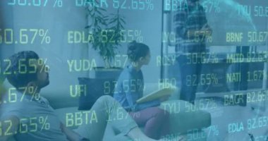 Ofisteki çeşitli iş adamları üzerinde finansal veri işleme animasyonu. Küresel finans, iş, bağlantılar, hesaplama ve veri işleme kavramı dijital olarak oluşturulmuş video.