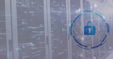 Sunucu odasının üzerindeki asma kilit simgesiyle tarama alanının animasyonu. Küresel teknoloji, bilgisayar, çevrimiçi güvenlik ve dijital arayüz kavramı dijital olarak oluşturulmuş video.