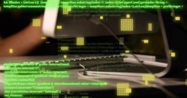 Bilgisayarı kullanan beyaz bir kadının üzerinde veri işleme olan devre kartının animasyonu. Dijital olarak oluşturulmuş küresel bağlantılar, hesaplama, dijital arayüz ve veri işleme kavramı.