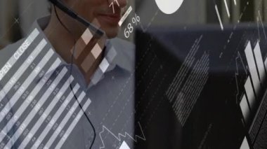 Kafkasyalı iş adamının telefon kulaklığı kullanarak veri işleme animasyonu. Küresel finans, iş, bağlantılar, hesaplama ve veri işleme kavramı dijital olarak oluşturulmuş video.