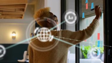 Ofisteki çeşitli iş adamlarının simgeleriyle bağlantı ağının animasyonu. Küresel finans, iş, bağlantılar, hesaplama ve veri işleme kavramı dijital olarak oluşturulmuş video.