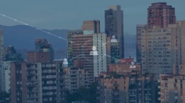 Şehir manzarası üzerindeki simgelerle bağlantı ağının animasyonu. Küresel iş, bağlantılar, hesaplama ve veri işleme kavramı dijital olarak oluşturulmuş video.