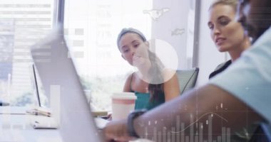 Veri işleme ve çeşitli meslektaşların ofiste konuştuğu diyagramların animasyonu. Küresel iş ve dijital arayüz kavramı dijital olarak oluşturulmuş video.