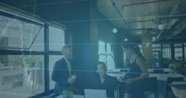 Ofisteki çeşitli iş adamları üzerinde finansal veri işleme animasyonu. Küresel finans, iş, bağlantılar, hesaplama ve veri işleme kavramı dijital olarak oluşturulmuş video.