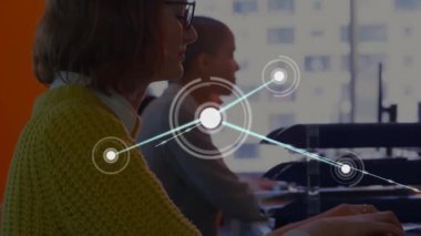 Toplantıda çeşitli meslektaşlar arasında bağlantı ağının canlandırılması. Küresel iş ve dijital arayüz kavramı dijital olarak oluşturulmuş video.