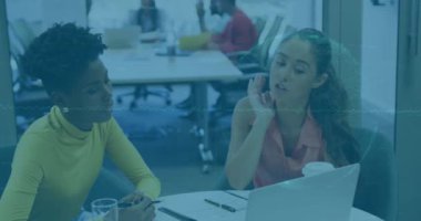 Dünya ile veri işleme animasyonunun ofisteki işi tartışan çeşitli bayan meslektaşlar üzerinde gerçekleştirilmesi. Küresel iş, bilgisayar ve dijital arayüz kavramı dijital olarak oluşturulmuş video.