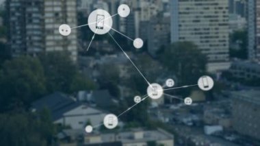 Şehir manzarası üzerindeki simgelerle bağlantı ağının animasyonu. Küresel iş, teknoloji ve dijital arayüz kavramı dijital olarak oluşturulmuş video.