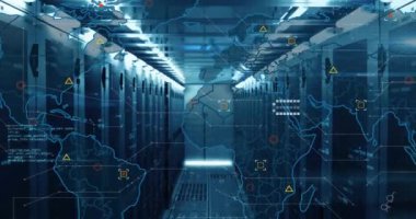 Bilgisayar sunucuları üzerinden veri işleme animasyonu. Küresel finans, iş, bağlantılar, hesaplama ve veri işleme kavramı dijital olarak oluşturulmuş video.