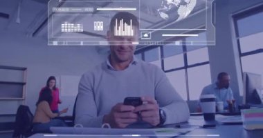 Kafkasyalı iş adamının bilgisayar kullanarak finansal veri işleme animasyonu. Küresel finans, iş, bağlantılar, hesaplama ve veri işleme kavramı dijital olarak oluşturulmuş video.
