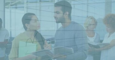 Muhtelif meslektaşların ofiste toplanması üzerine finansal veri işleme animasyonu. Küresel iş, finans ve dijital arayüz kavramı dijital olarak oluşturulmuş video.