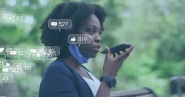 Mutlu Afro-Amerikan kadınlarının akıllı telefondan konuşması üzerine sosyal medya bildirimleri. Dijital arayüz, bağlantı, sosyal ağ, yaşam tarzı ve iletişim, dijital olarak oluşturulmuş video.