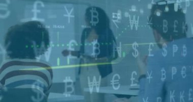 Ofisteki çeşitli iş adamları üzerinde para ve finansal veri işleme animasyonu. Küresel finans, iş, bağlantılar, hesaplama ve veri işleme kavramı dijital olarak oluşturulmuş video.