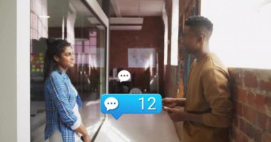 Medya simgelerinin, çeşitli meslekdaşların ofiste iş tartışmalarına göre canlandırılması. Küresel iş, takım çalışması ve dijital arayüz kavramı dijital olarak oluşturulmuş video.