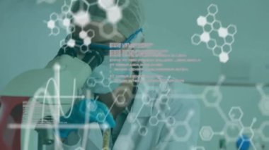 Kafkas kadın bilim adamının laboratuvarda bilimsel veri işleme animasyonu. Küresel bilim, bağlantılar, hesaplama ve veri işleme kavramı dijital olarak oluşturulmuş video.