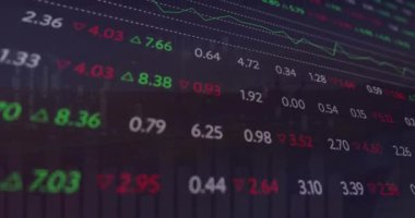 Şehir manzarası üzerinde finansal veri işleme animasyonu. Küresel finans, iş, bağlantılar, hesaplama ve veri işleme kavramı dijital olarak oluşturulmuş video.