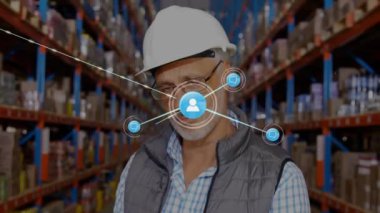 Depoda çalışan beyaz bir adam üzerindeki bağlantı ağının animasyonu. Küresel gönderim, bağlantılar, hesaplama ve veri işleme kavramı dijital olarak oluşturulmuş video