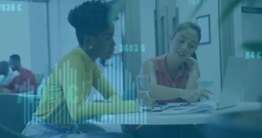 Ofiste konuşan çeşitli kadın meslektaşların diyagram ve veri işleme animasyonları. Küresel iş ve dijital arayüz kavramı dijital olarak oluşturulmuş video.