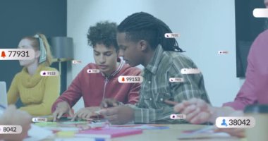 Ofisteki çeşitli iş adamları üzerinde sosyal medya veri işleme animasyonu. Küresel iş, finans, hesaplama ve veri işleme kavramı dijital olarak oluşturulmuş video.