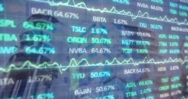 Ofis binaları üzerinde finansal veri işleme animasyonu. Küresel finans, iş, bağlantılar, hesaplama ve veri işleme kavramı dijital olarak oluşturulmuş video.