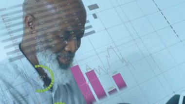 Afro-Amerikan iş adamının akıllı telefon kullanarak üzerinde şema ve veri işleme animasyonları. Küresel iş ve dijital arayüz kavramı dijital olarak oluşturulmuş video.