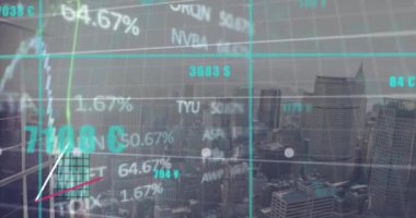 Modern şehir manzarası üzerinde grafik ve veri işleme animasyonları. Veri, finans, dijital arayüz, bağlantı, ağ ve küresel iletişim, dijital olarak oluşturulmuş video.