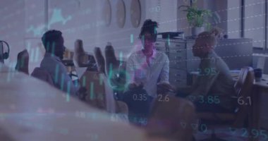 Ofisteki çeşitli iş adamları üzerinde finansal veri işleme animasyonu. Küresel finans, iş, bağlantılar, hesaplama ve veri işleme kavramı dijital olarak oluşturulmuş video.
