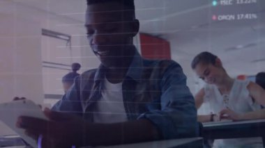 Sınıfta tablet ve dizüstü bilgisayar kullanan mutlu öğrencilerin veri işleme çizelgelerinin canlandırılması. Eğitim, dijital arayüz, veri, öğrenme, ağ ve iletişim, dijital olarak oluşturulmuş video.