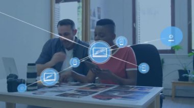 Farklı meslekdaşların iş tartışmalarında simgelerle bağlantı ağının animasyonu. Küresel iş, teknoloji ve dijital arayüz kavramı dijital olarak oluşturulmuş video.