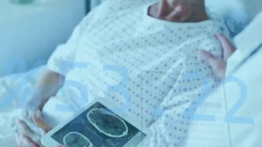 Kafkas erkek doktorun hastayla konuşması üzerine veri işleme ve diyagramların animasyonu. Küresel tıp ve dijital arayüz kavramı dijital olarak oluşturulmuş video.