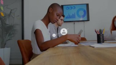 Muhtelif meslekdaşlar arasında ofiste yapılan toplantıdaki bağlantı ağının canlandırılması. Küresel iş ve dijital arayüz kavramı dijital olarak oluşturulmuş video.