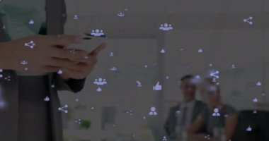 Akıllı telefon kullanan Kafkasyalı iş kadını üzerindeki simgelerle bağlantı ağının animasyonu. Küresel finans, iş, bağlantılar, hesaplama ve veri işleme kavramı dijital olarak oluşturulmuş video.