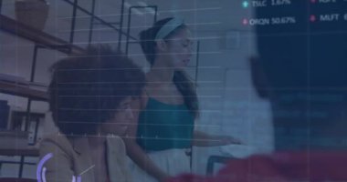Muhtelif meslektaşların ofiste toplanması üzerine finansal veri işleme animasyonu. Küresel iş, bilgisayar, iletişim ve dijital arayüz kavramı dijital olarak oluşturulmuş video.