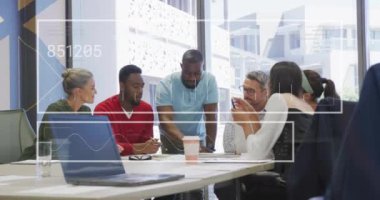 Ofisteki çeşitli iş adamları üzerinde finansal veri işleme animasyonu. Küresel finans, iş, bağlantılar, hesaplama ve veri işleme kavramı dijital olarak oluşturulmuş video.