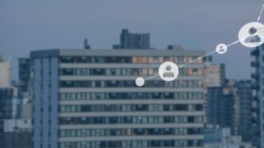 Şehir manzarası üzerindeki simgelerle bağlantı ağının animasyonu. Küresel iş, teknoloji ve dijital arayüz kavramı dijital olarak oluşturulmuş video.