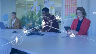 Teknoloji kullanılarak farklı meslekdaşların üzerindeki simgelerle bağlantı ağının animasyonu. Küresel iş, teknoloji ve dijital arayüz kavramı dijital olarak oluşturulmuş video.