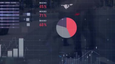 Diyagram animasyonu, veri işleme, borsa ve yürüyenlerin dünya haritası. İş ve dijital arayüz kavramı, dijital olarak oluşturulmuş video.