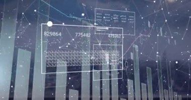 Şehir manzarası üzerinde finansal veri işleme animasyonu. Küresel finans, iş, bağlantılar, hesaplama ve veri işleme kavramı dijital olarak oluşturulmuş video.