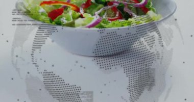 Salata yerken veri işleme animasyonu. Küresel alışveriş, iş, bağlantılar, hesaplama ve veri işleme kavramı dijital olarak oluşturulmuş video.