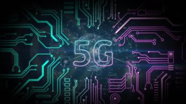 5G metin animasyonu, bilgisayar devre kartında veri işleme. Dijital olarak oluşturulmuş küresel bağlantılar, hesaplama ve veri işleme kavramı.
