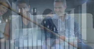 Ofisteki dizüstü bilgisayar kullanan çeşitli iş adamlarının finansal veri işleme animasyonları. Küresel finans, iş, bağlantılar, hesaplama ve veri işleme kavramı dijital olarak oluşturulmuş video.