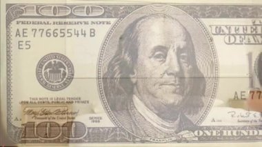 Kafkasyalı kıdemli bir adam için yanan dolar banknotunun animasyonu. Küresel finansman, yaşam tarzı ve dijital arayüz kavramı dijital olarak oluşturulmuş video.