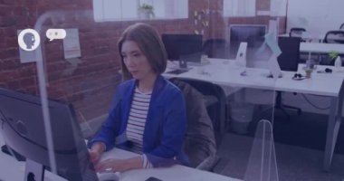Ai metnin animasyonu, sohbet robotu ve Asyalı kadının dizüstü bilgisayarı kullanarak veri işlemesi. Dijital olarak oluşturulmuş küresel yapay zeka, bağlantılar, hesaplama ve veri işleme kavramı.