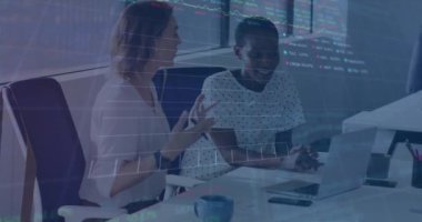 Muhtelif meslektaşların ofiste iş görüşmesi üzerine finansal veri işleme animasyonu. Küresel iş, bilgisayar, iletişim ve dijital arayüz kavramı dijital olarak oluşturulmuş video.